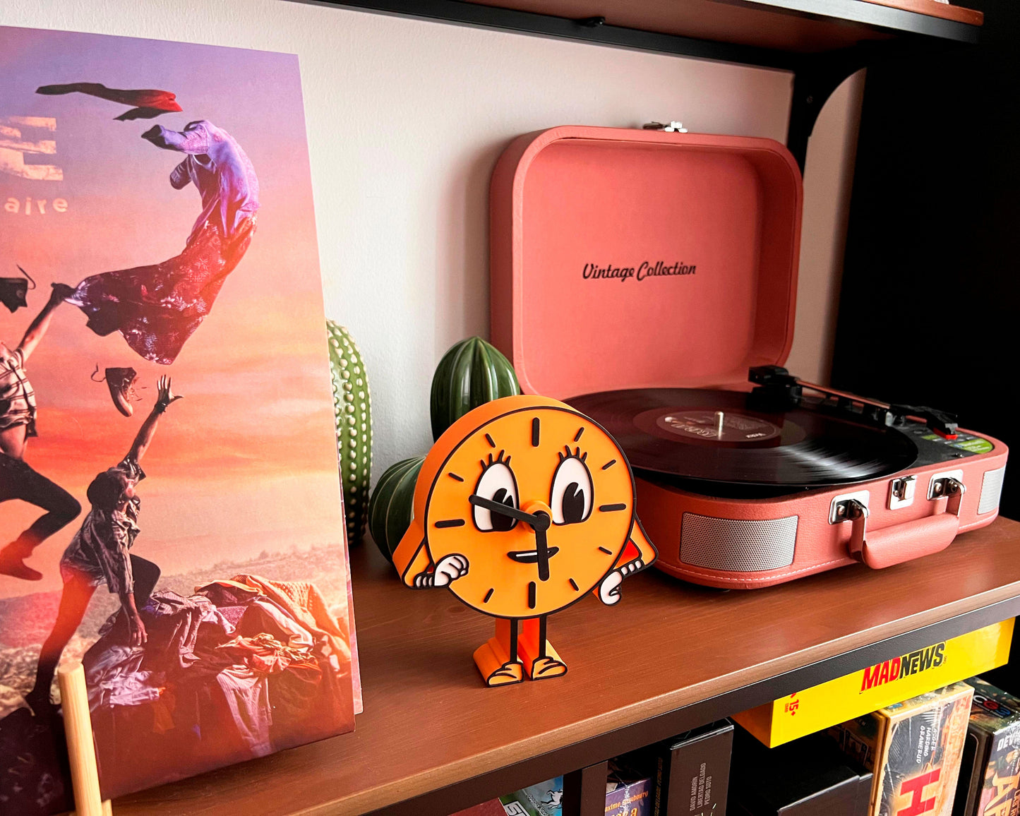 reloj miss minutes marvel loki serie decoración exposición