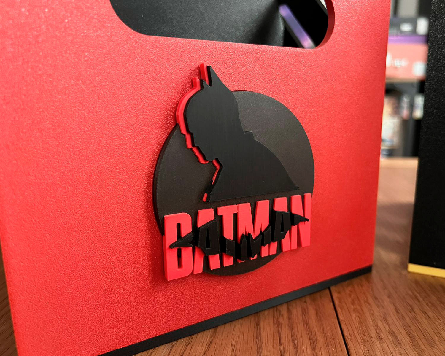 cajas comics batman dc matt reeves frontal logo