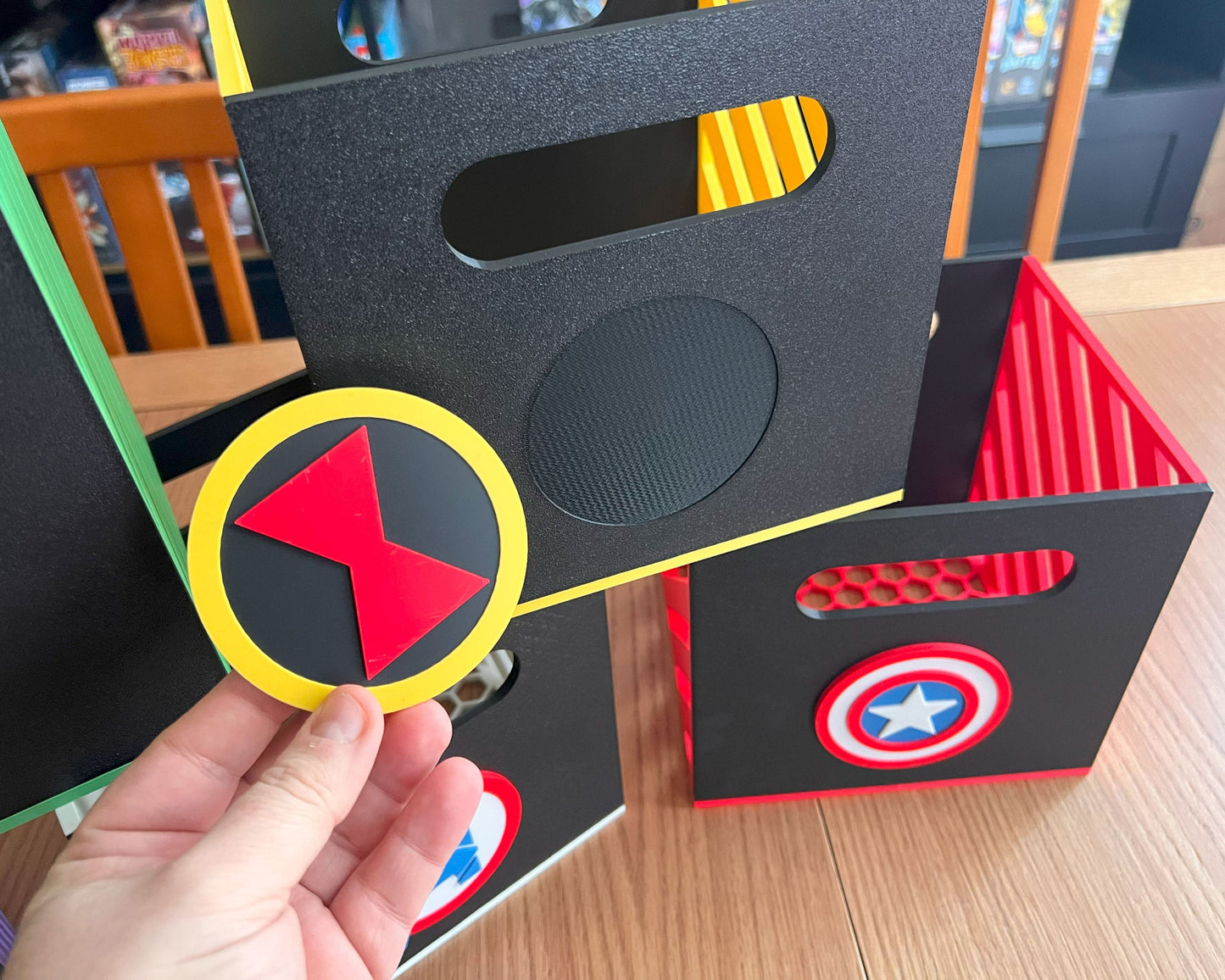 cajas comics marvel superheroes impresion 3D vengadores almacenaje logos intercambiables imantados