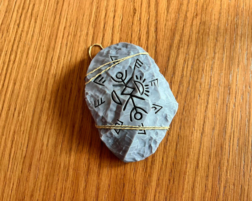 talisman serie FROM hbo replica detalle